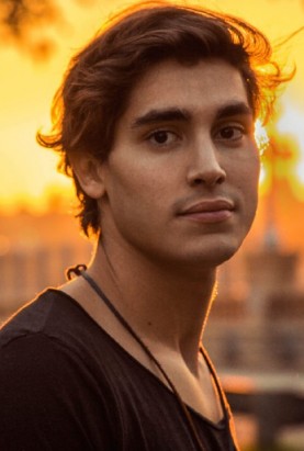 Henry Zaga Fotoğrafları 1