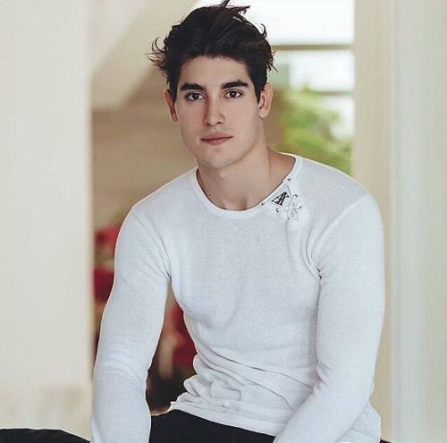 Henry Zaga Fotoğrafları 3