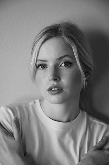 Ellie Bamber Fotoğrafları 1