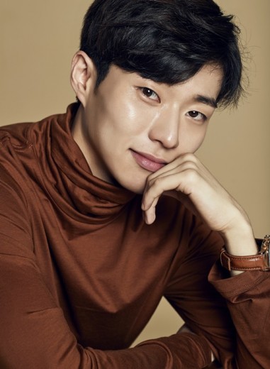 Yoon Jong-Suk Fotoğrafı