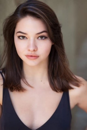 Madelyn Cline Fotoğrafı