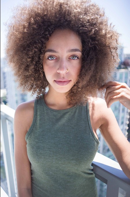 Hayley Law Fotoğrafları 13