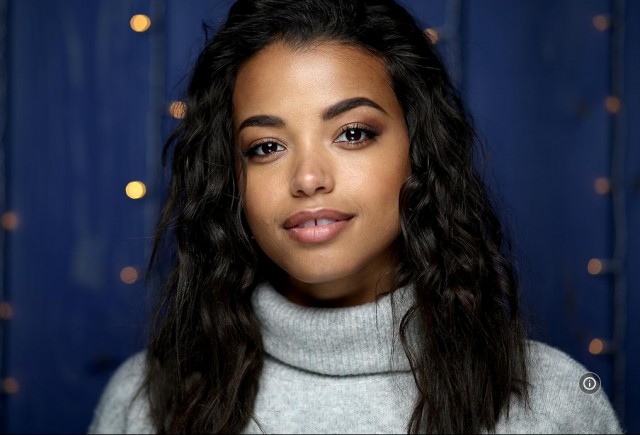 Ella Balinska Fotoğrafı