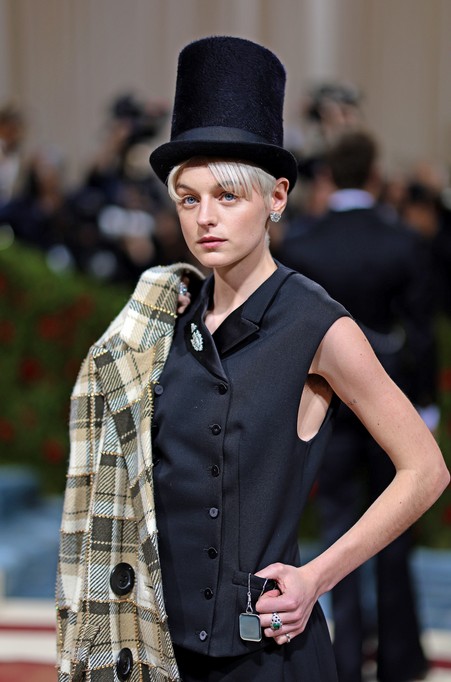 Emma Corrin Fotoğrafı