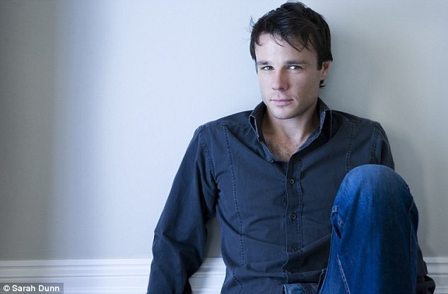 Rupert Evans Fotoğrafları 12