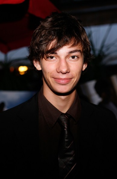 Devon Bostick Fotoğrafları 9