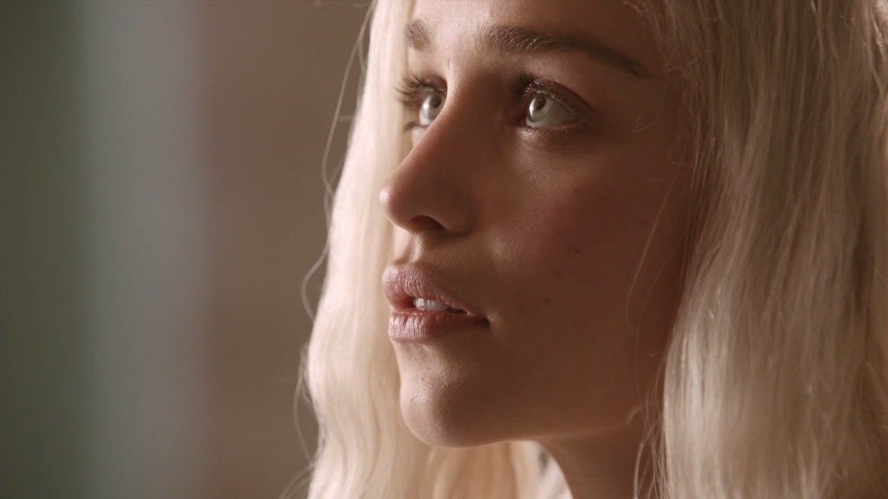 Serinin kitaplarında Daenerys'in göz rengi ne miydi?