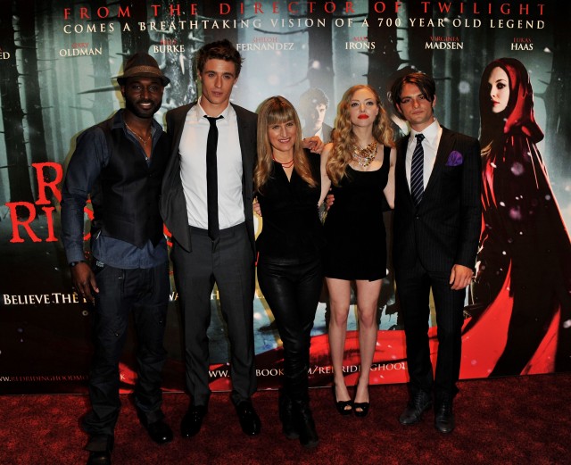 Kız ve Kurt Fotoğrafı