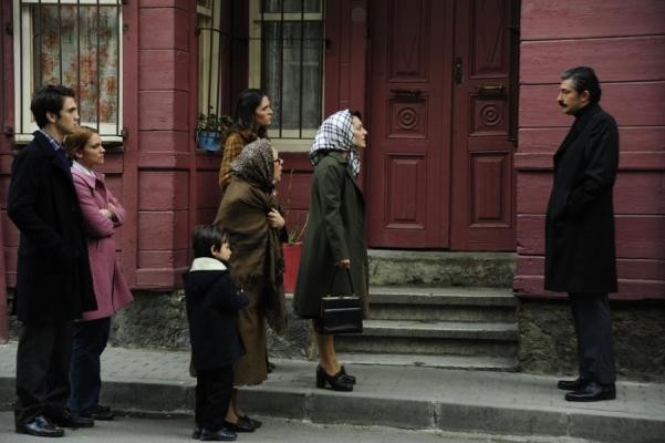 Öyle Bir Geçer Zaman Ki Fotoğrafı