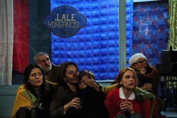 Öyle Bir Geçer Zaman Ki Fotoğrafı