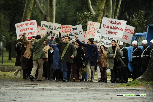 Öyle Bir Geçer Zaman Ki Fotoğrafı