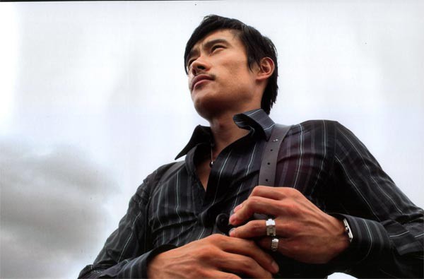 I Come with the Rain fotoğrafı