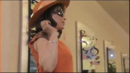 A Couple Of White Chicks At The Hairdresser fotoğrafı