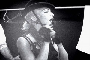 Madonna İle Yatakta Fotoğrafı