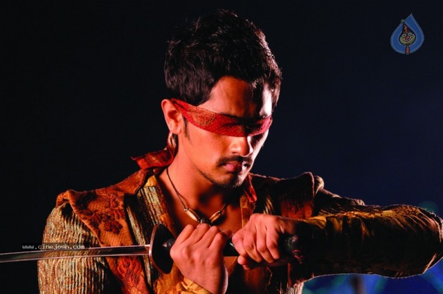 Anaganaga O Dheerudu fotoğrafı