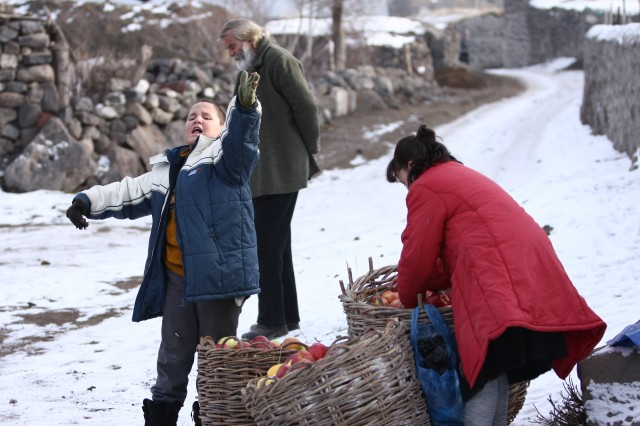 Deli Deli Olma Fotoğrafı