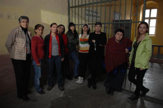 Parmaklıklar Ardında Fotoğrafı