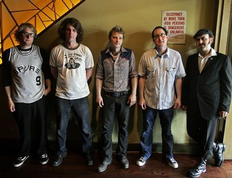 Stuck Between Stations fotoğrafı