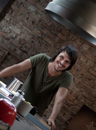 Aşk Tesadüfleri Sever Fotoğrafı