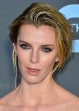 Betty Gilpin fotoğrafı