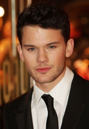 Jeremy Irvine Fotoğrafı