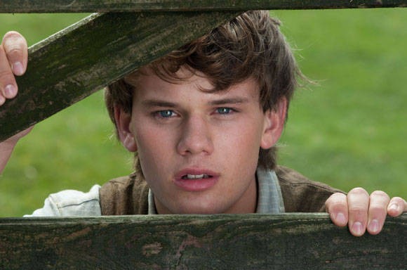 Jeremy Irvine Fotoğrafı