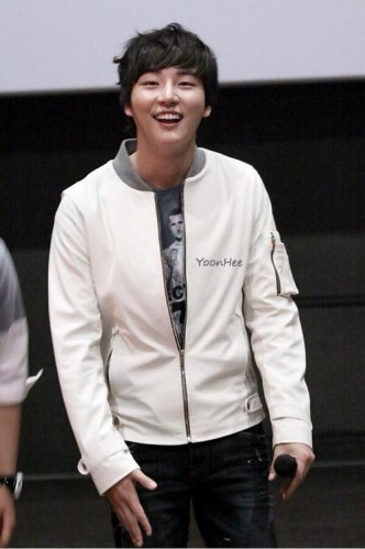 Yoon Si Yoon Fotoğrafı