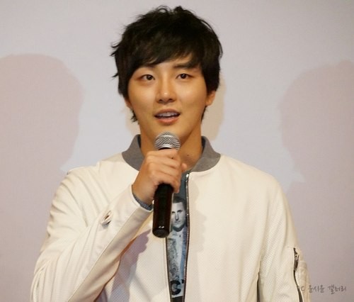 Yoon Si Yoon Fotoğrafı