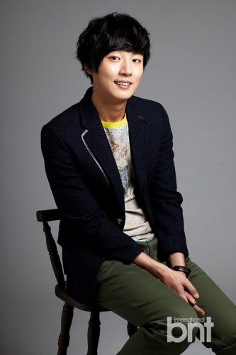 Yoon Si Yoon Fotoğrafı
