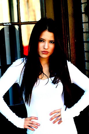 Natasha Slayton Fotoğrafı