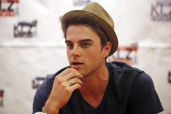 Nathaniel Buzolic fotoğrafı