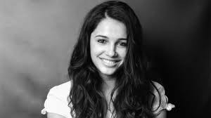 Naomi Scott Fotoğrafı