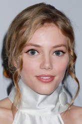 Grace Van Dien fotoğrafı