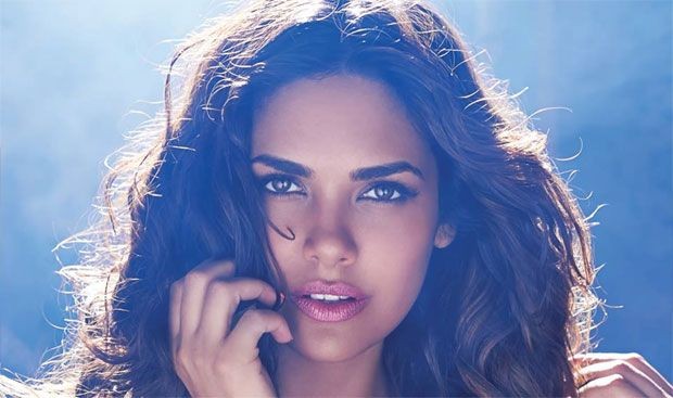 Esha Gupta Fotoğrafı