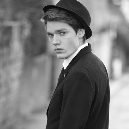 Dominic Sherwood Fotoğrafı