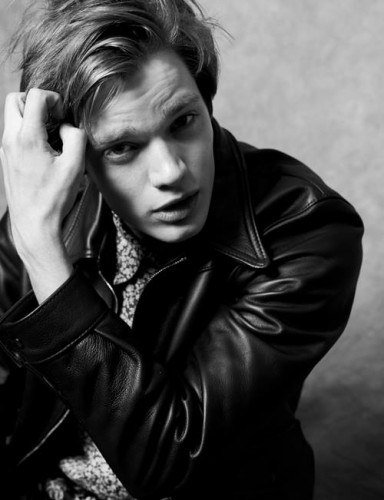 Dominic Sherwood Fotoğrafı