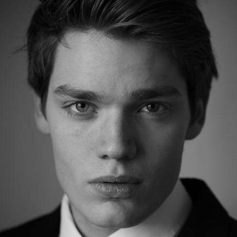 Dominic Sherwood Fotoğrafı