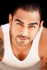 Anthony L. Fernandez fotoğrafı