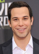 Skylar Astin fotoğrafı