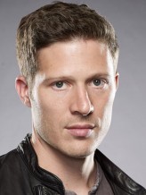 Zach Gilford fotoğrafı