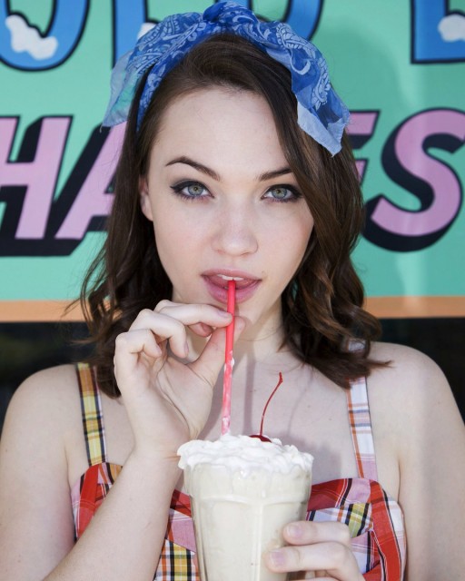 Violett Beane Fotoğrafı