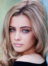 Josephine Langford fotoğrafı
