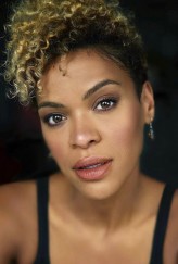 Alvina August fotoğrafı