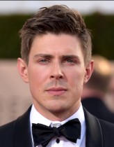 Chris Lowell fotoğrafı