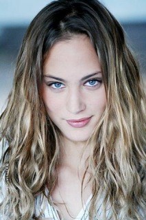 Nora Arnezeder Fotoğrafı
