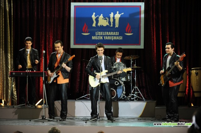 Öyle Bir Geçer Zaman Ki Fotoğrafı