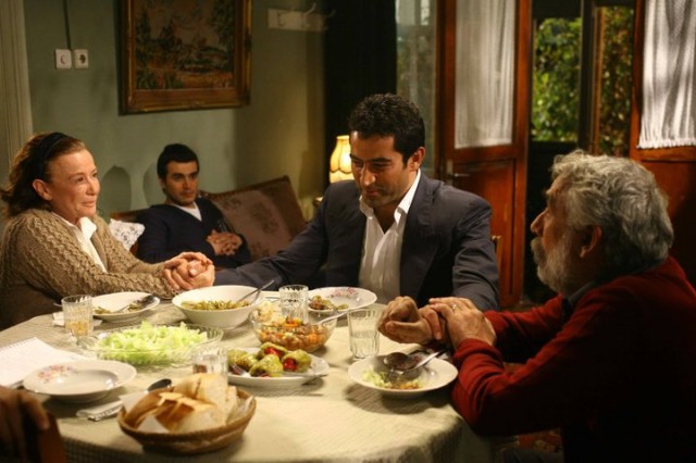 Öyle Bir Geçer Zaman Ki Fotoğrafı