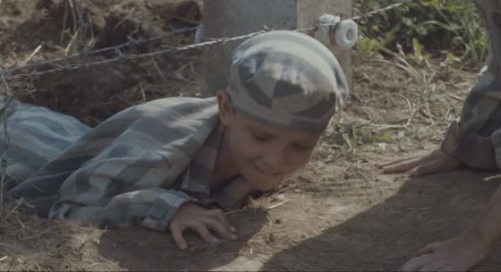 Çizgili Pijamalı Çocuk Fotoğrafı