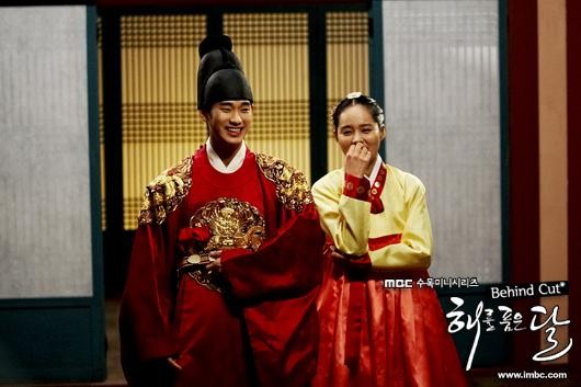 The Moon That Embraces the Sun Fotoğrafı