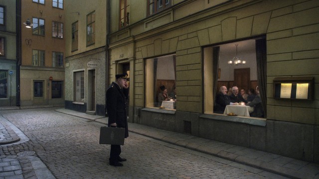 İnsanları Seyreden Güvercin Fotoğrafı